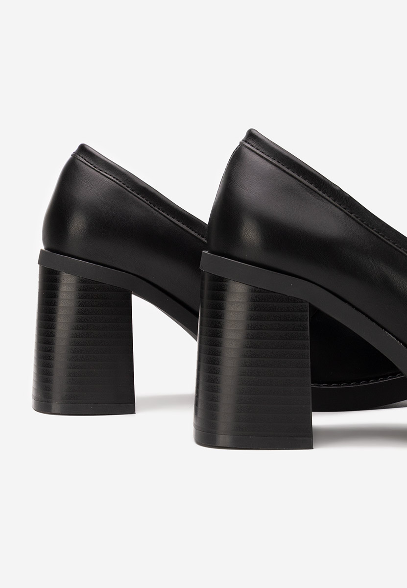 Czarne mokasyny na słupku Zienna