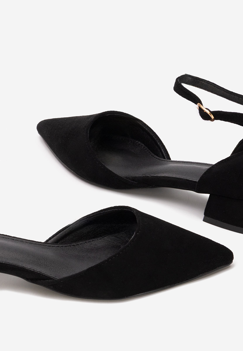 Czarne czółenka na słupku Rubenia