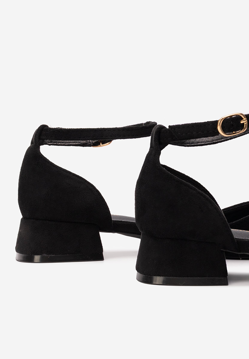 Czarne czółenka na słupku Rubenia