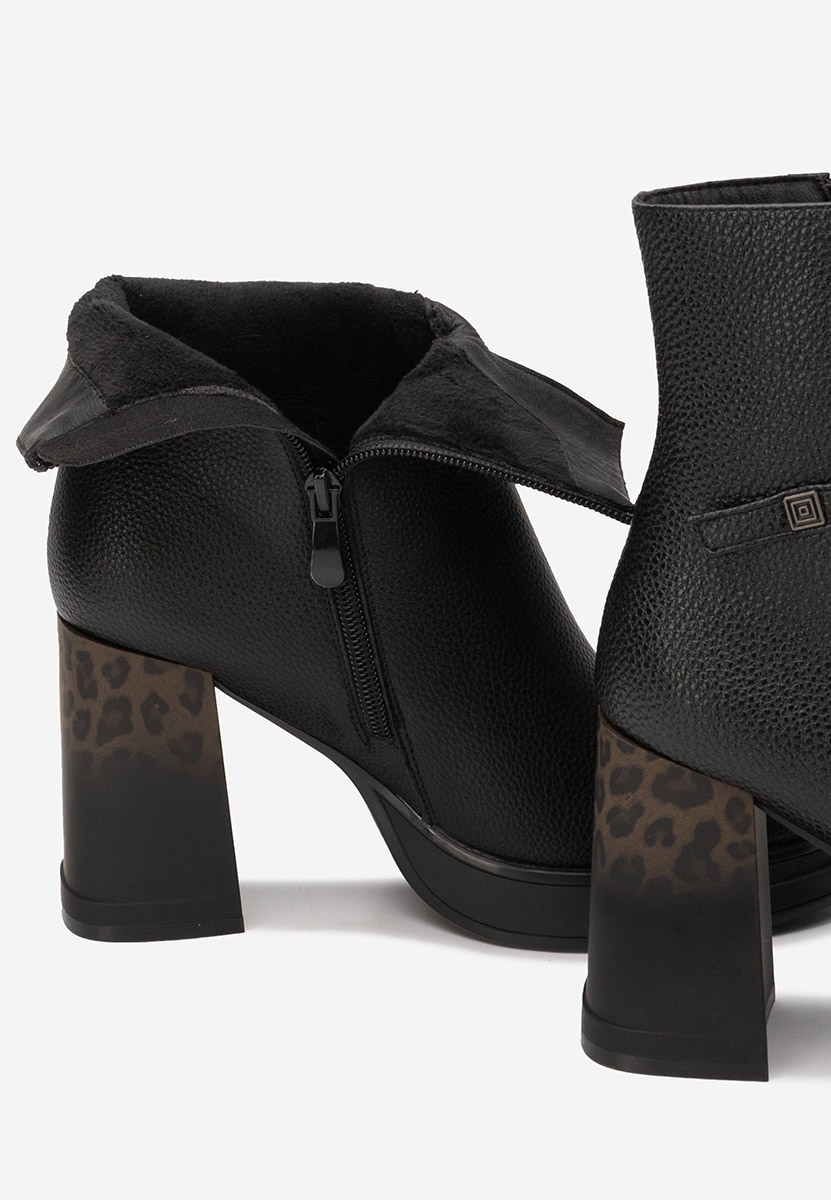 Czarne botki na słupku Rannia