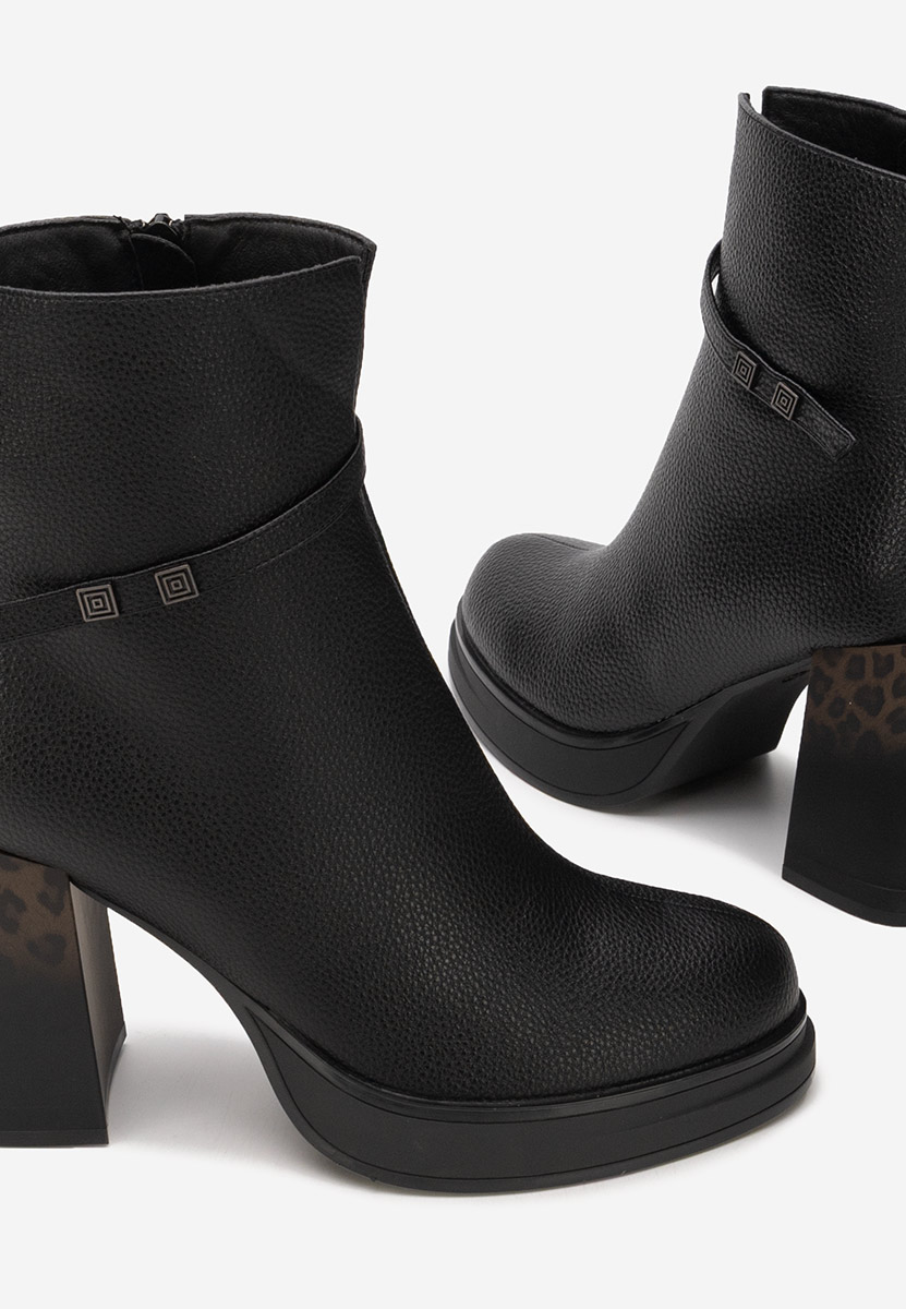 Czarne botki na słupku Rannia V2