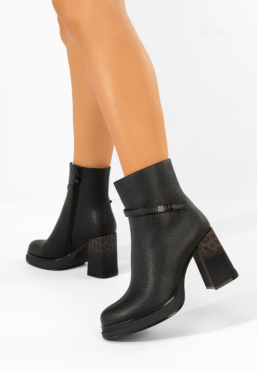 Czarne botki na słupku Rannia