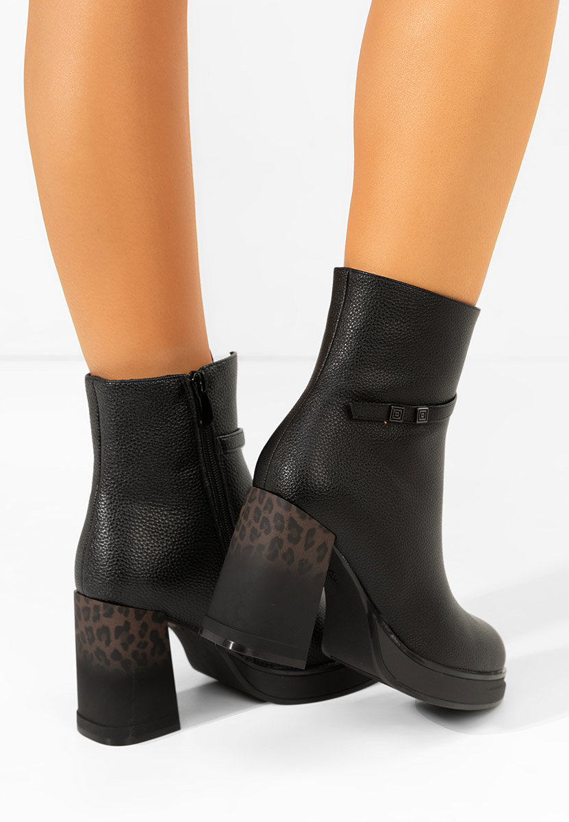 Czarne botki na słupku Rannia