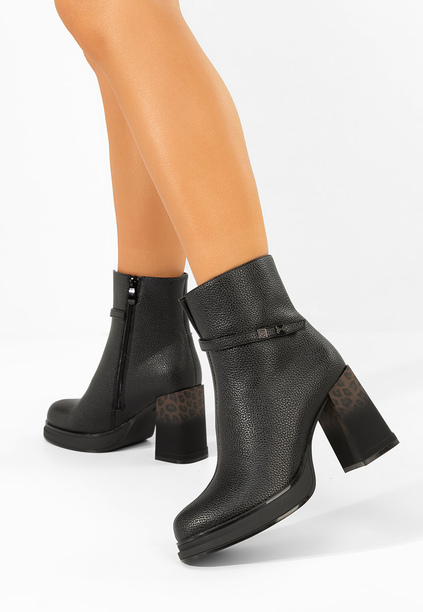 Czarne botki na słupku Rannia V2