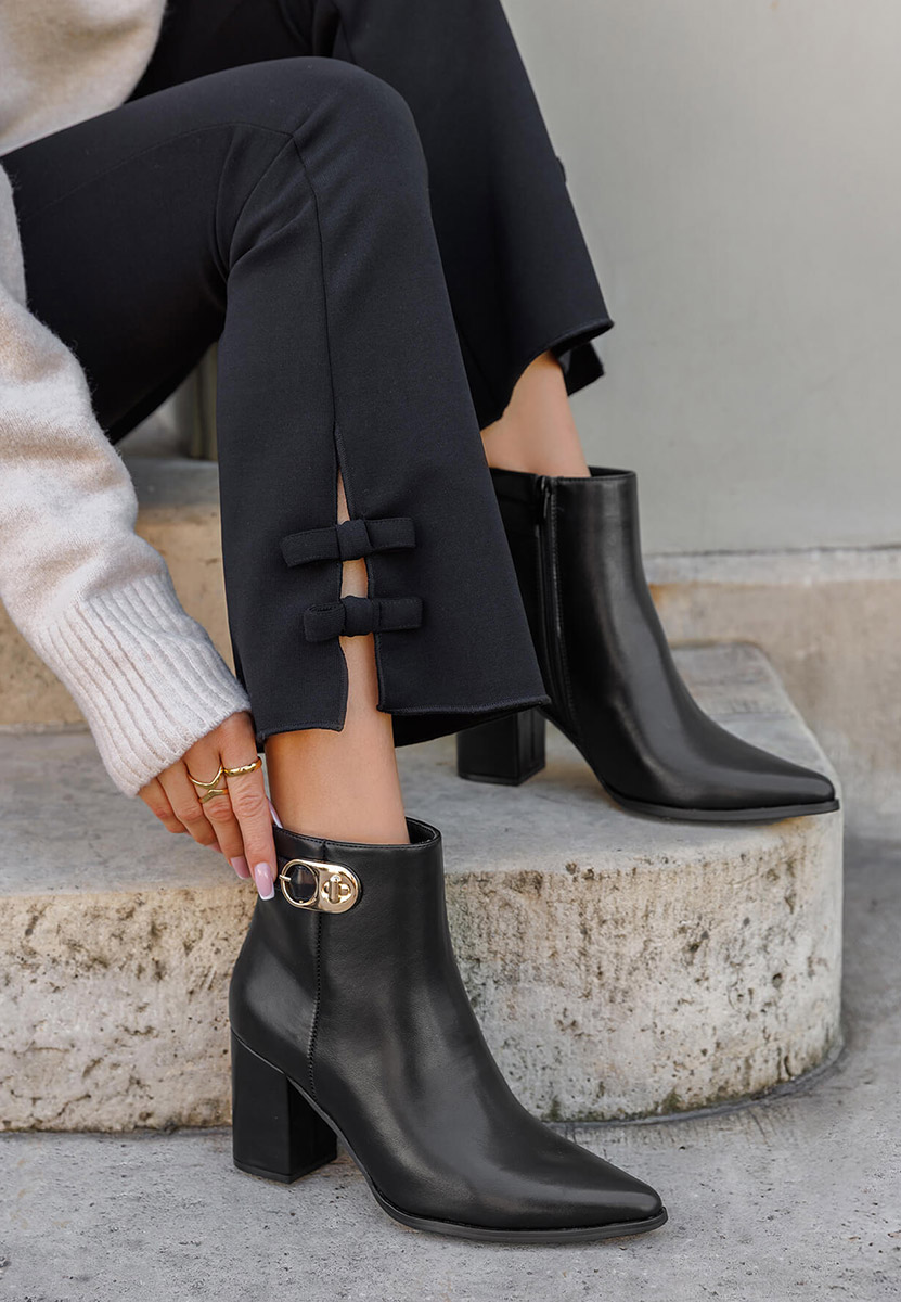 Czarne botki na słupku Rovina