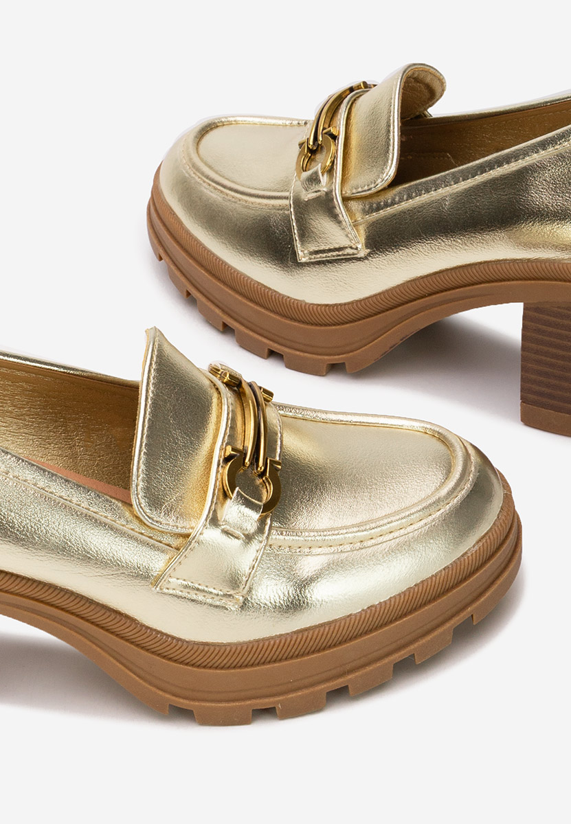 Złote mokasyny na słupku Nakata