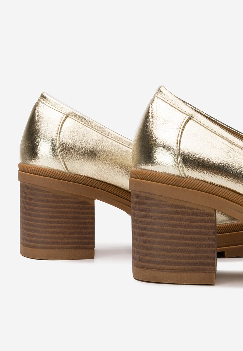 Złote mokasyny na słupku Nakata