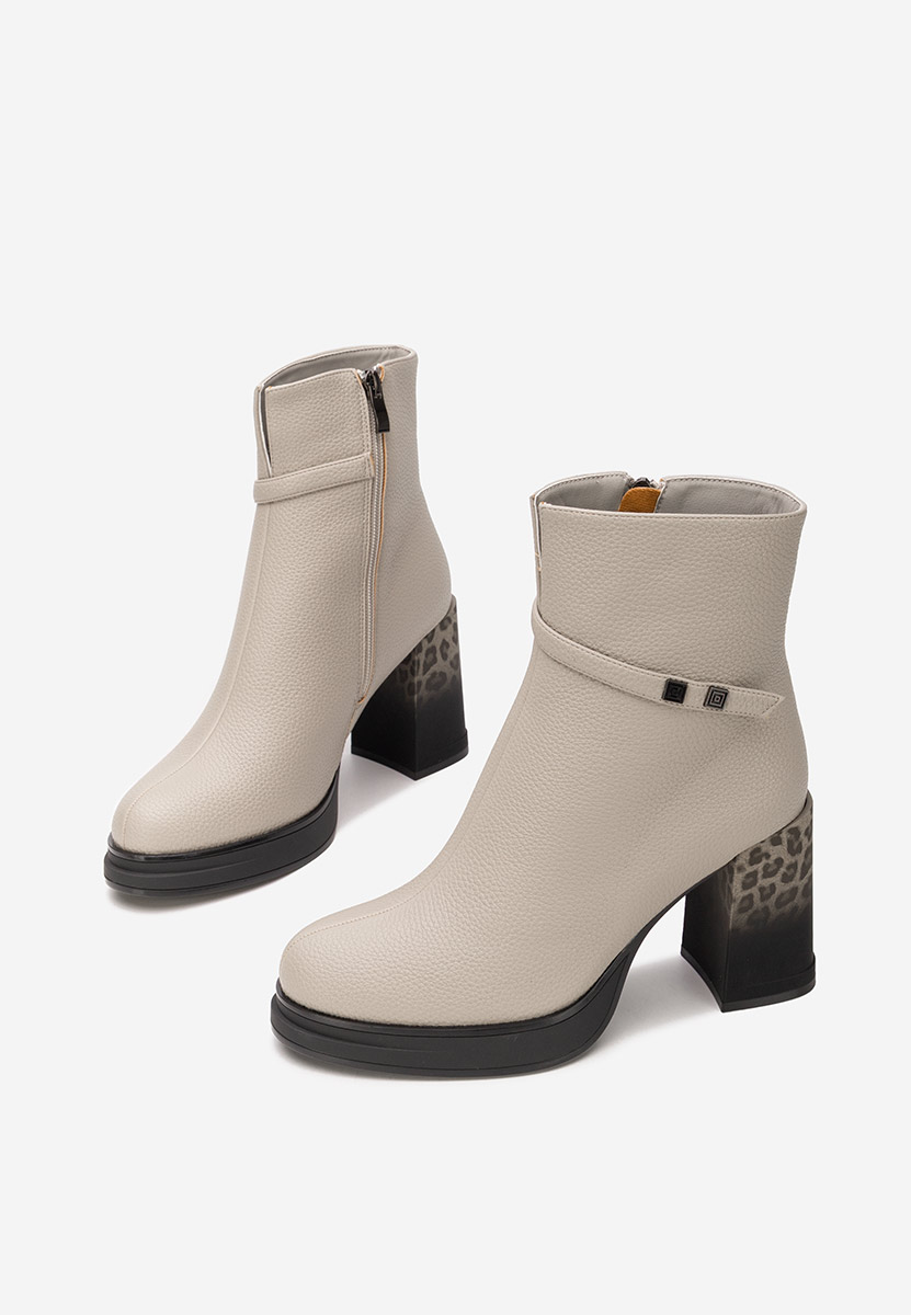 Szare botki na słupku Rannia