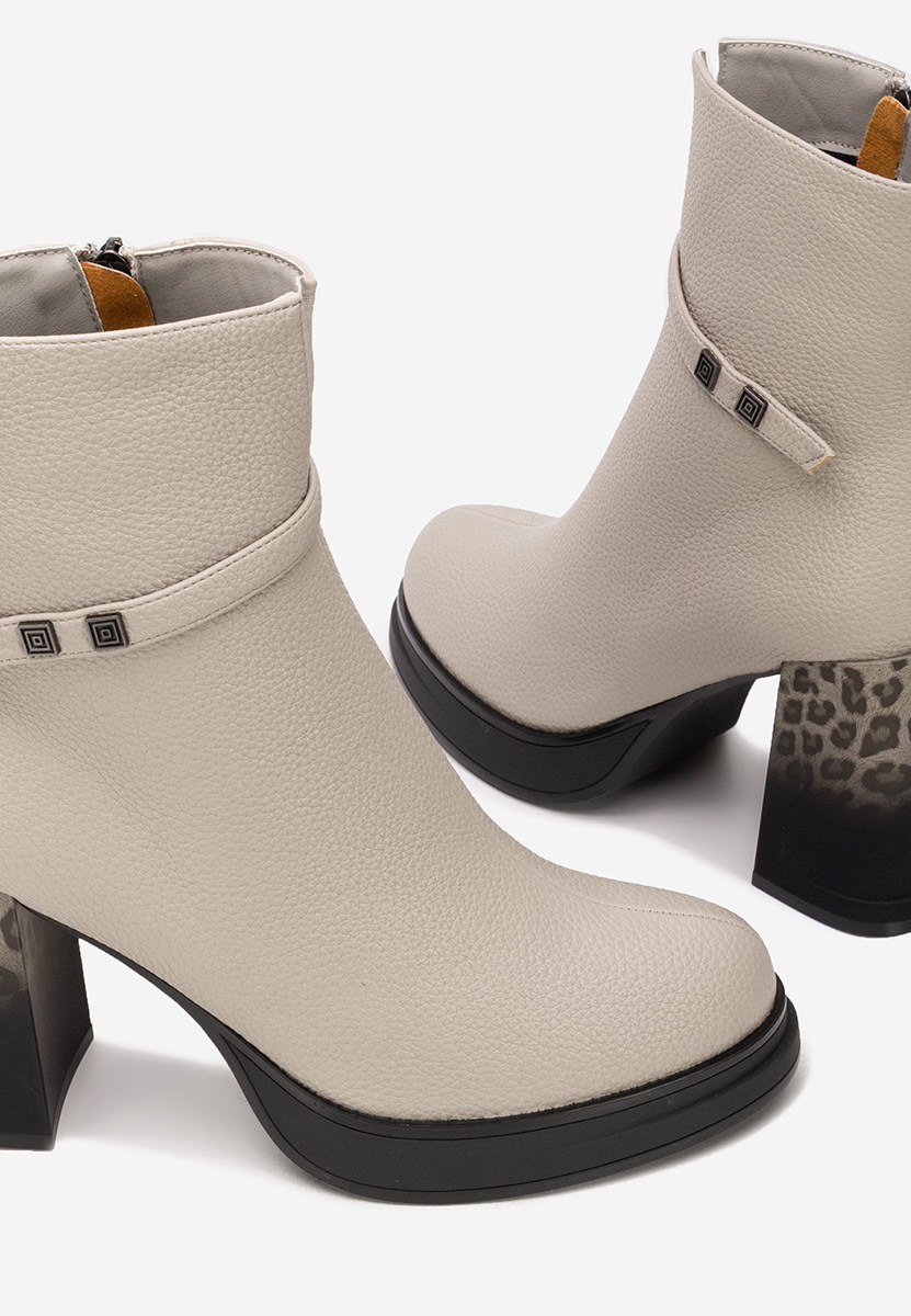 Szare botki na słupku Rannia