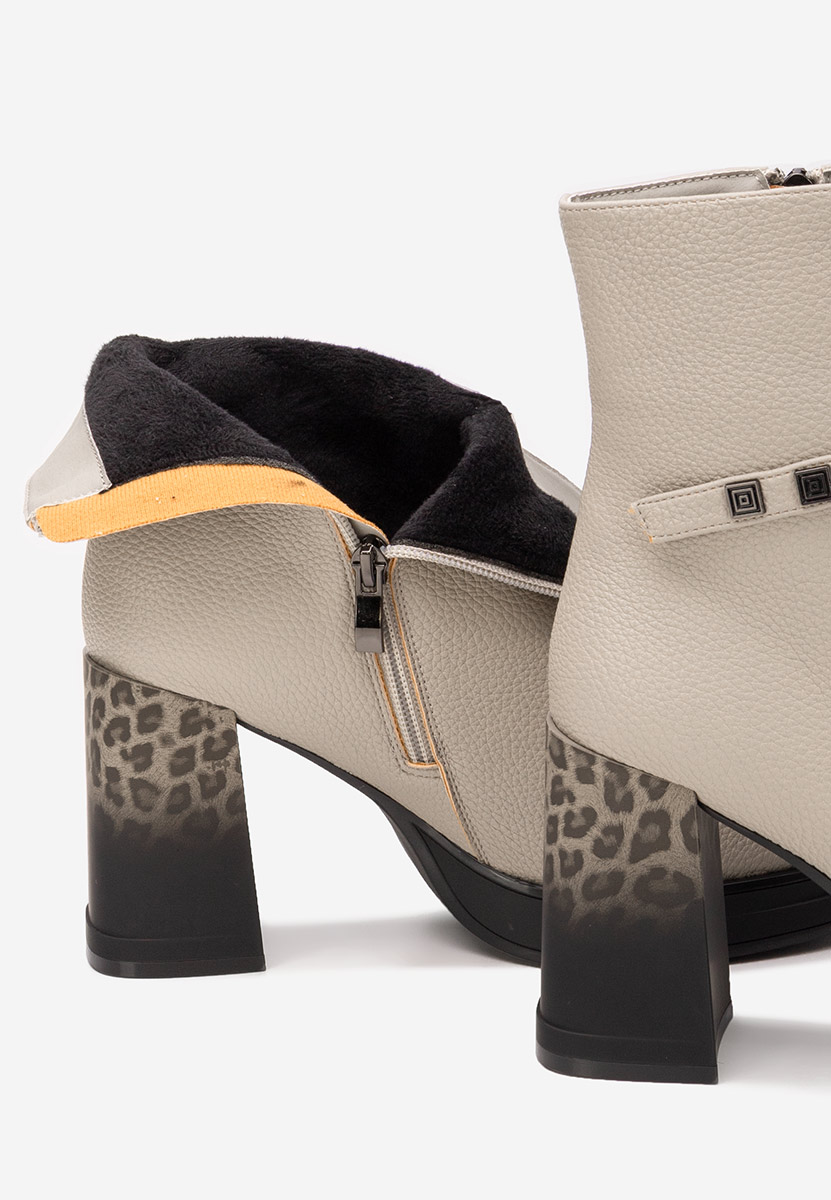 Szare botki na słupku Rannia