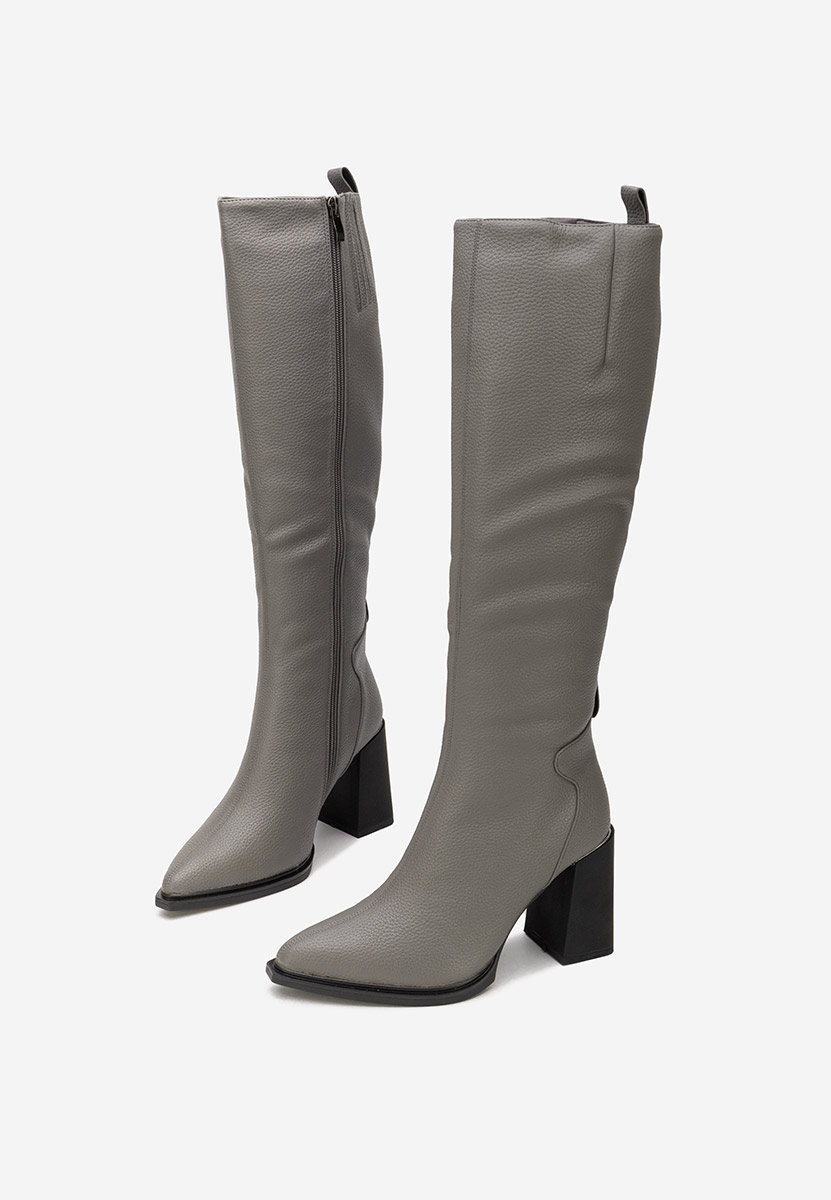 Szare kozaki na słupku Ricardia