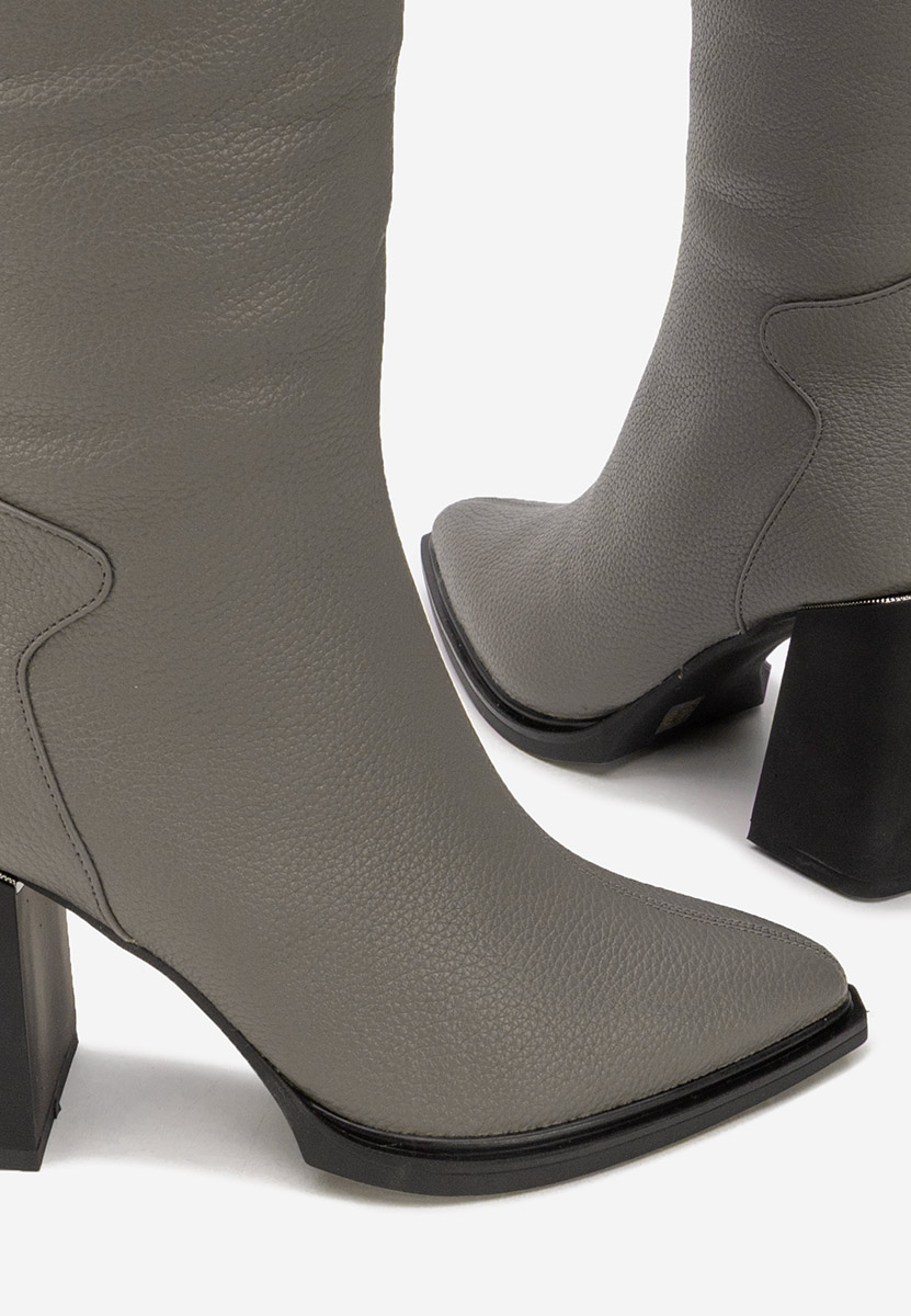 Szare kozaki na słupku Ricardia