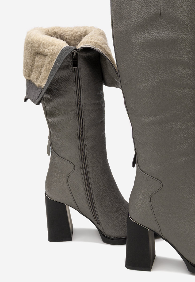 Szare kozaki na słupku Ricardia