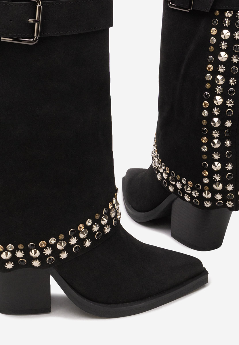 Czarne kozaki na słupku Melvora