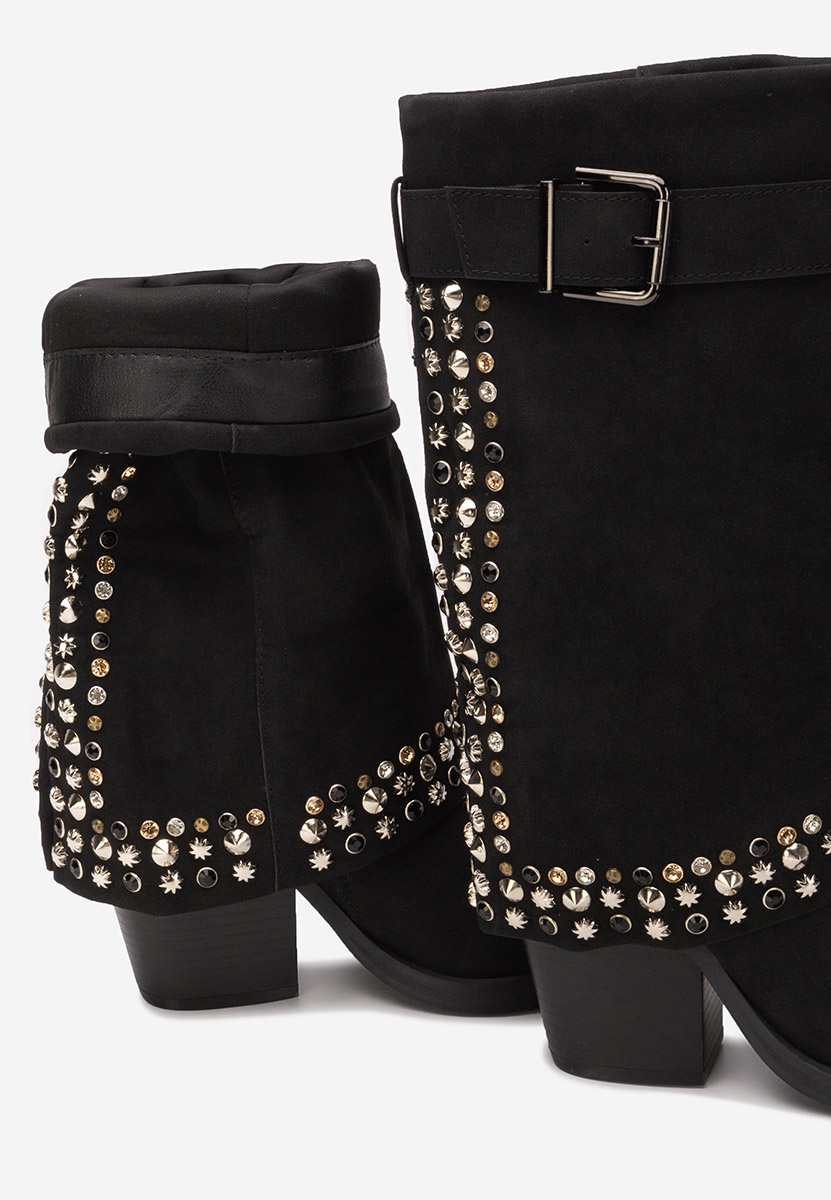 Czarne kozaki na słupku Melvora