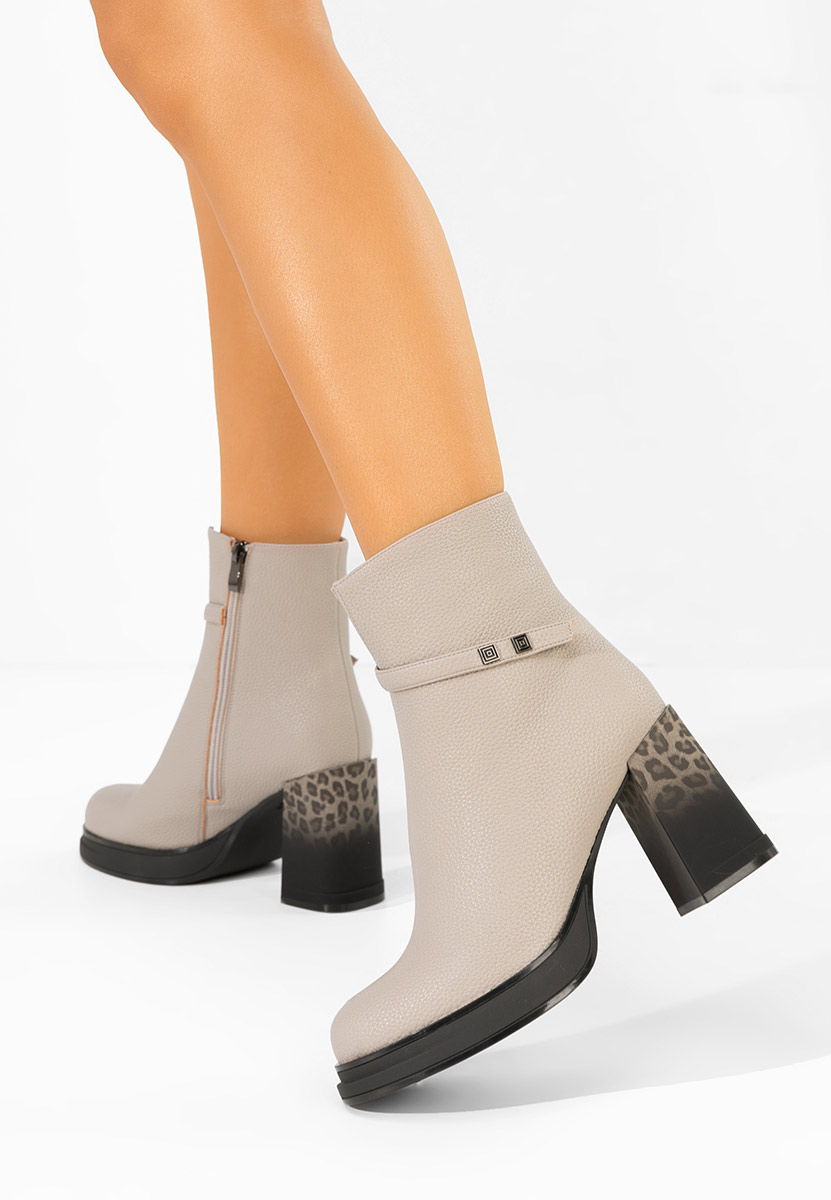 Szare botki na słupku Rannia