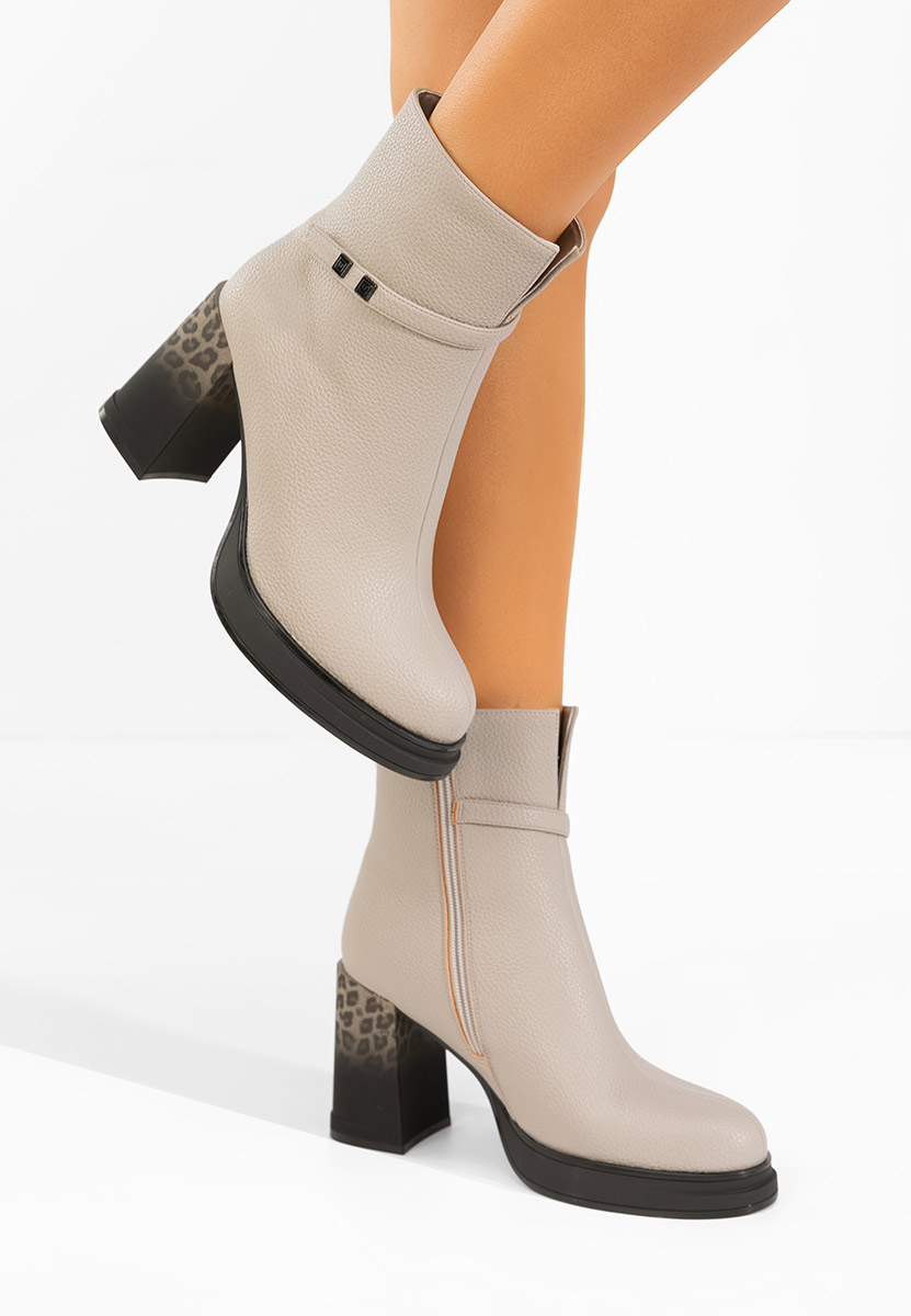 Szare botki na słupku Rannia