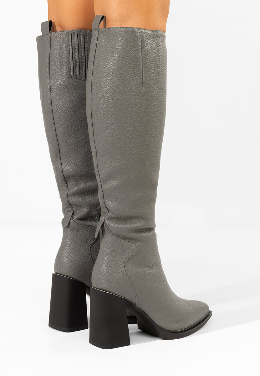 Szare kozaki na słupku Ricardia