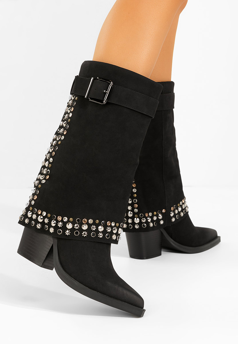 Czarne kozaki na słupku Melvora