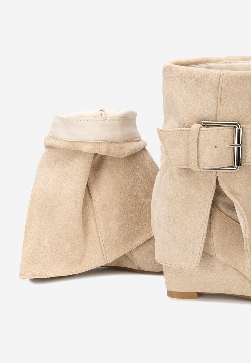 Beżowe botki na koturnie Irinea