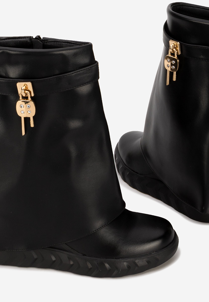 Czarne kozaki na koturnie Serena