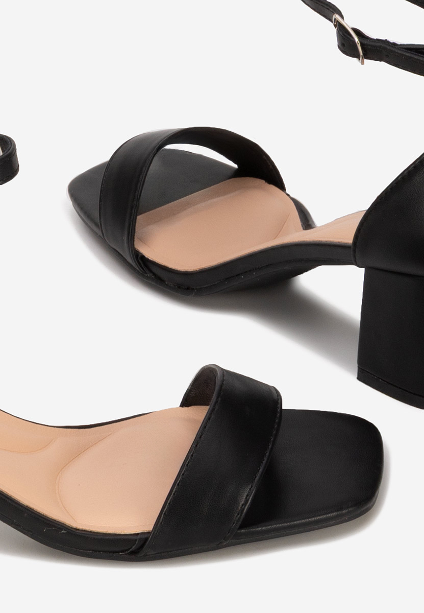 Czarne sandały na słupku Karyssa V2