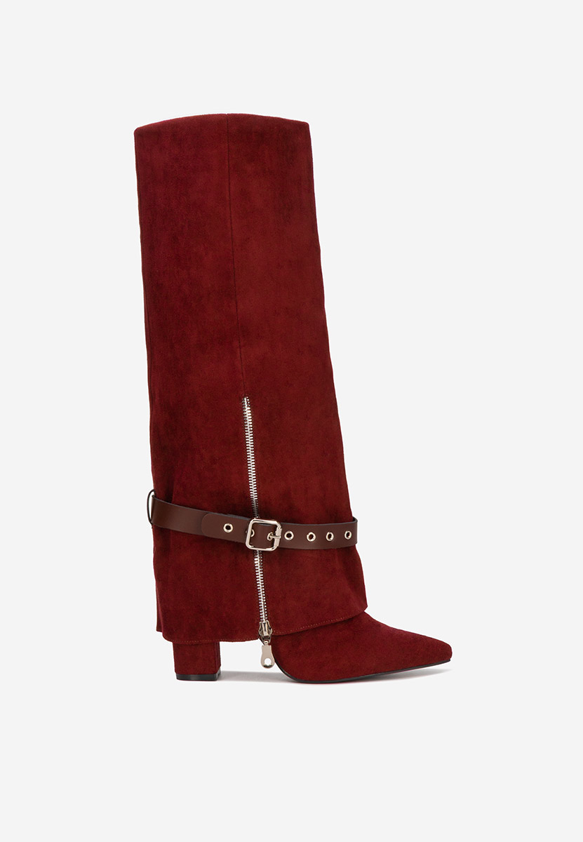 Bordowe kozaki na słupku Scotia