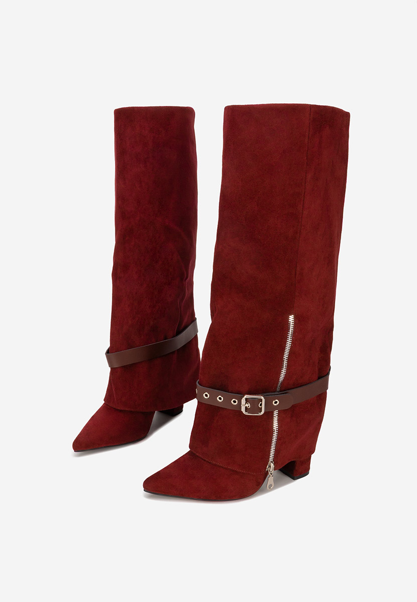 Bordowe kozaki na słupku Scotia