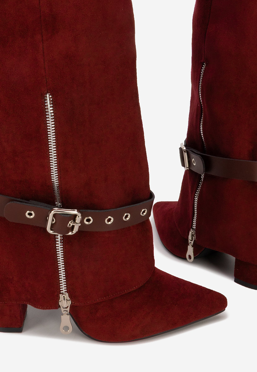 Bordowe kozaki na słupku Scotia