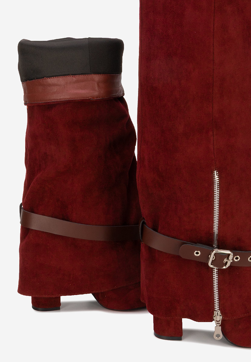 Bordowe kozaki na słupku Scotia