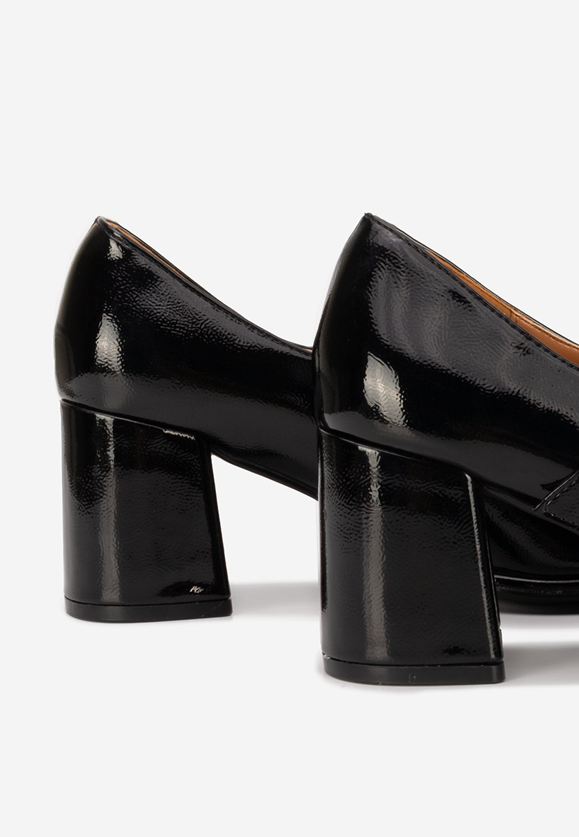 Czarne czółenka na słupku Terresa