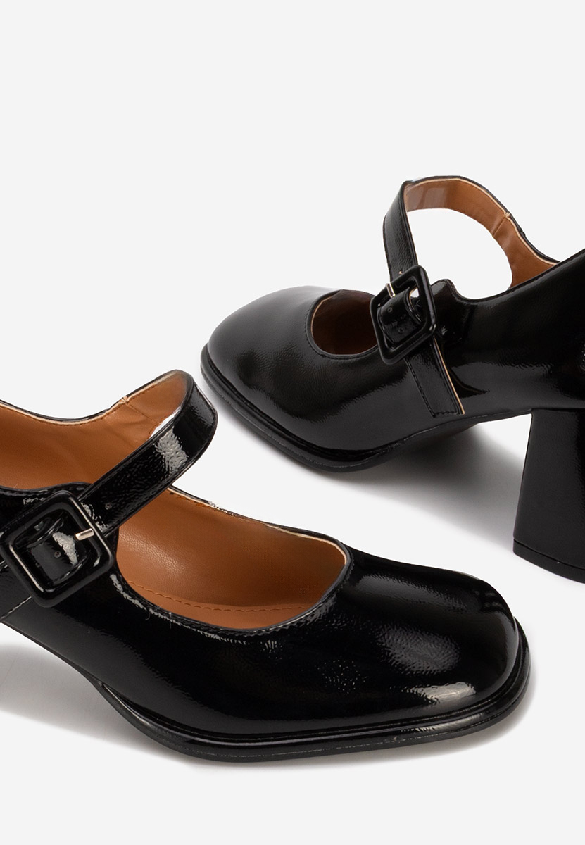 Czarne czółenka na słupku Terresa