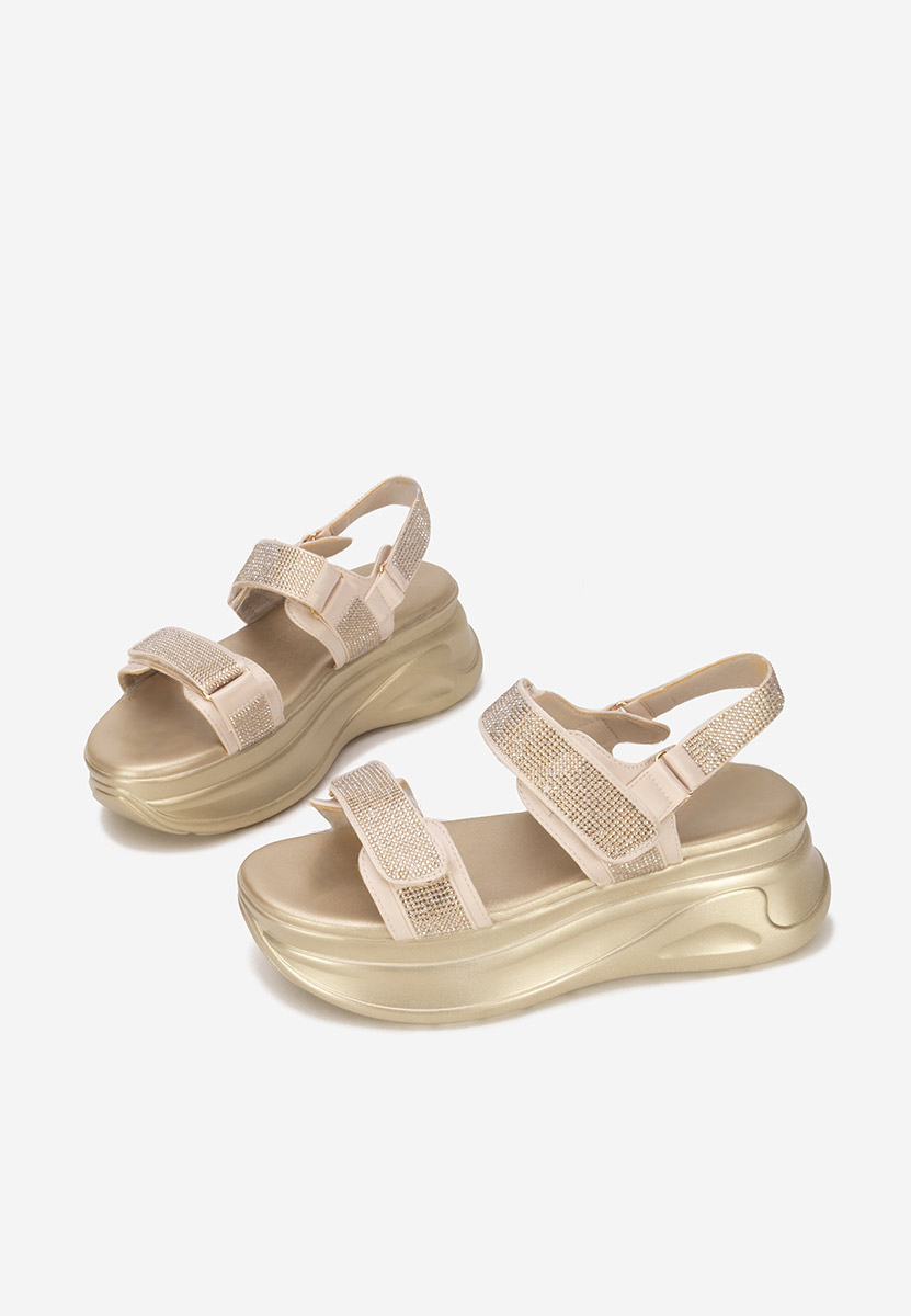 Beżowe sandały na platformie Sakirra