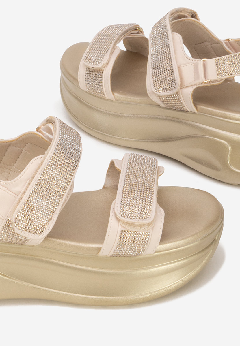 Beżowe sandały na platformie Sakirra