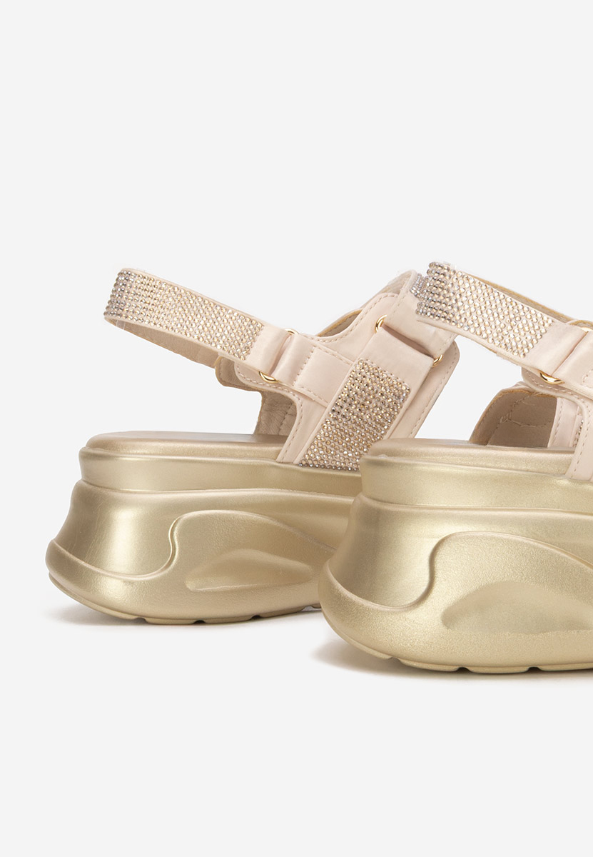 Beżowe sandały na platformie Sakirra