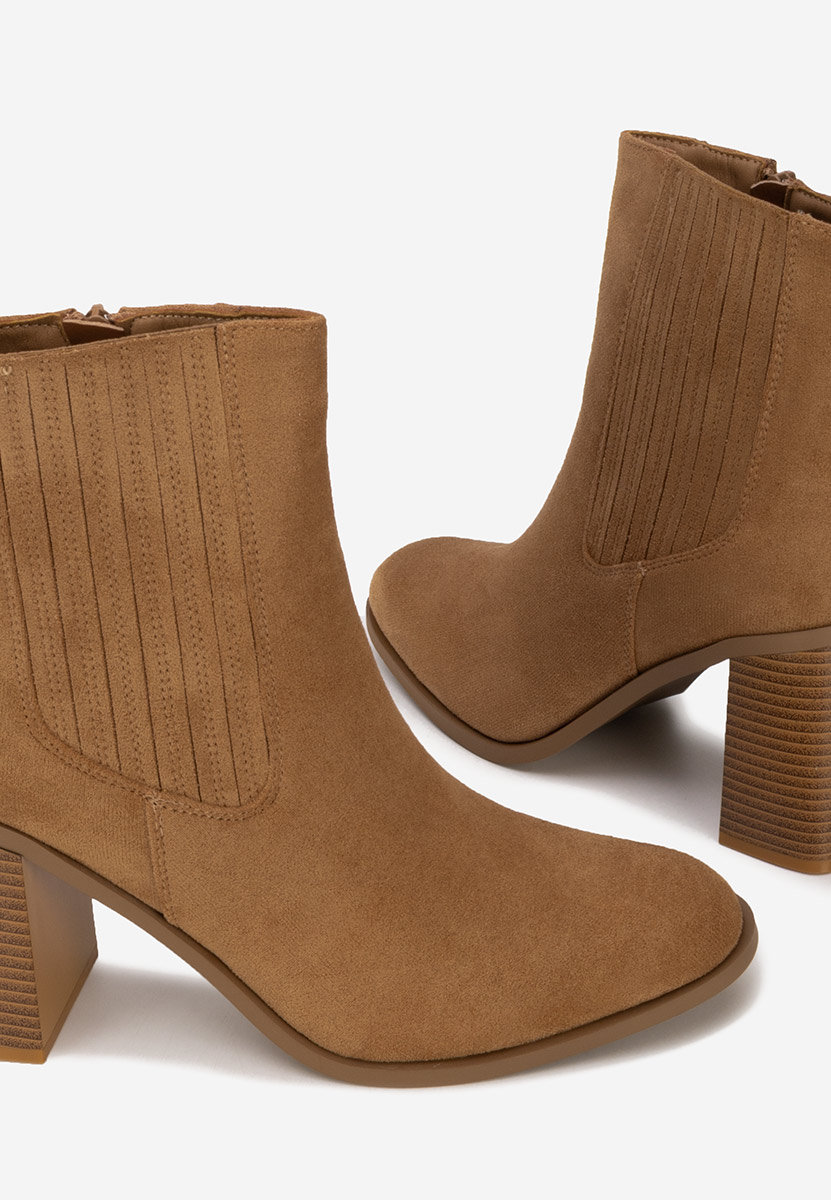 Camelowe botki na słupku Elowyn