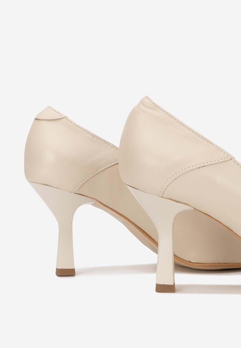 Beżowe czółenka na słupku Colie