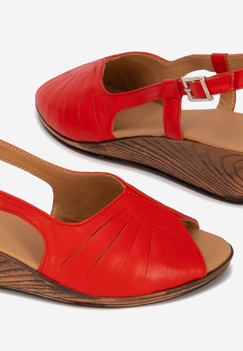 Czerwone sandały na niskim koturnie Lovara