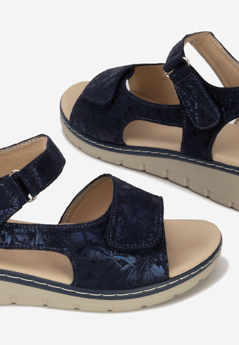 Granatowe sandały na koturnie Alsanda