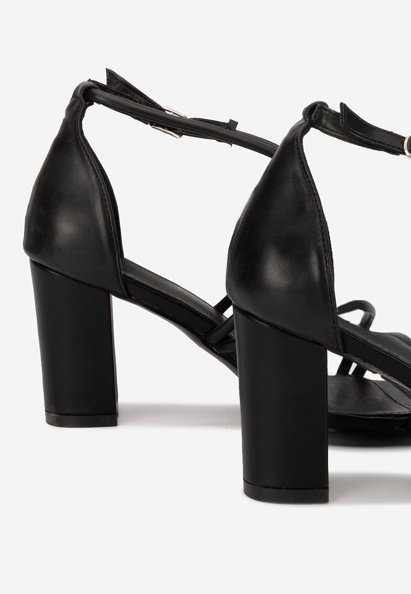 Czarne sandały na słupku Zarila