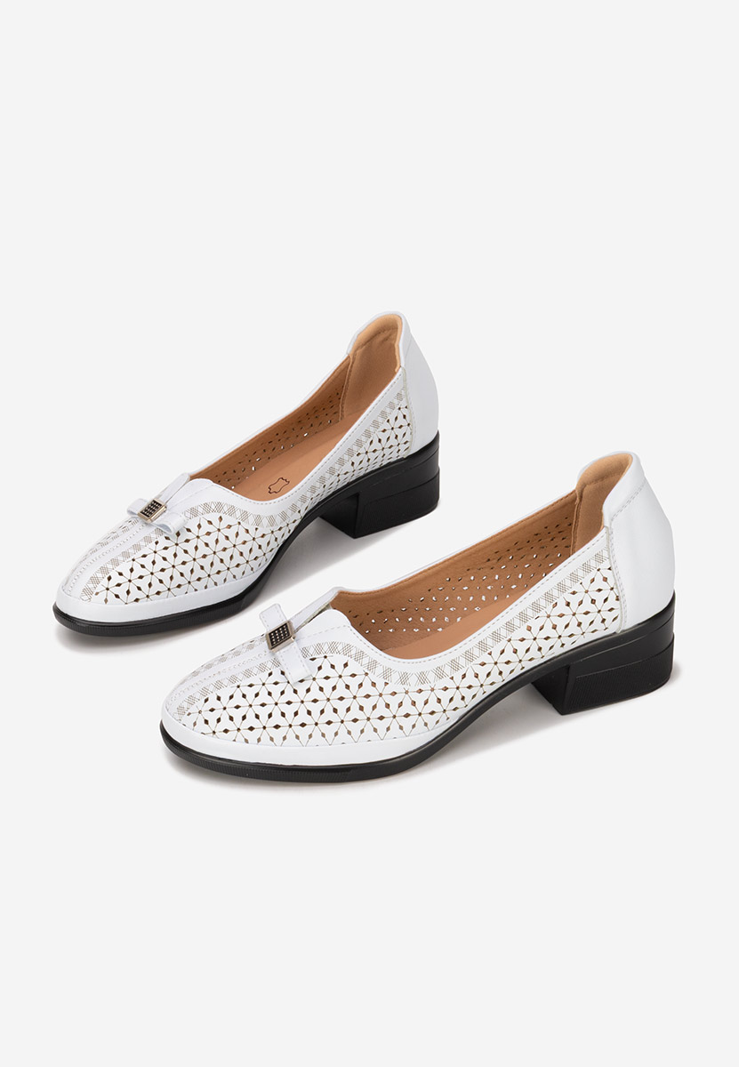 Białe czółenka na słupku Adaina