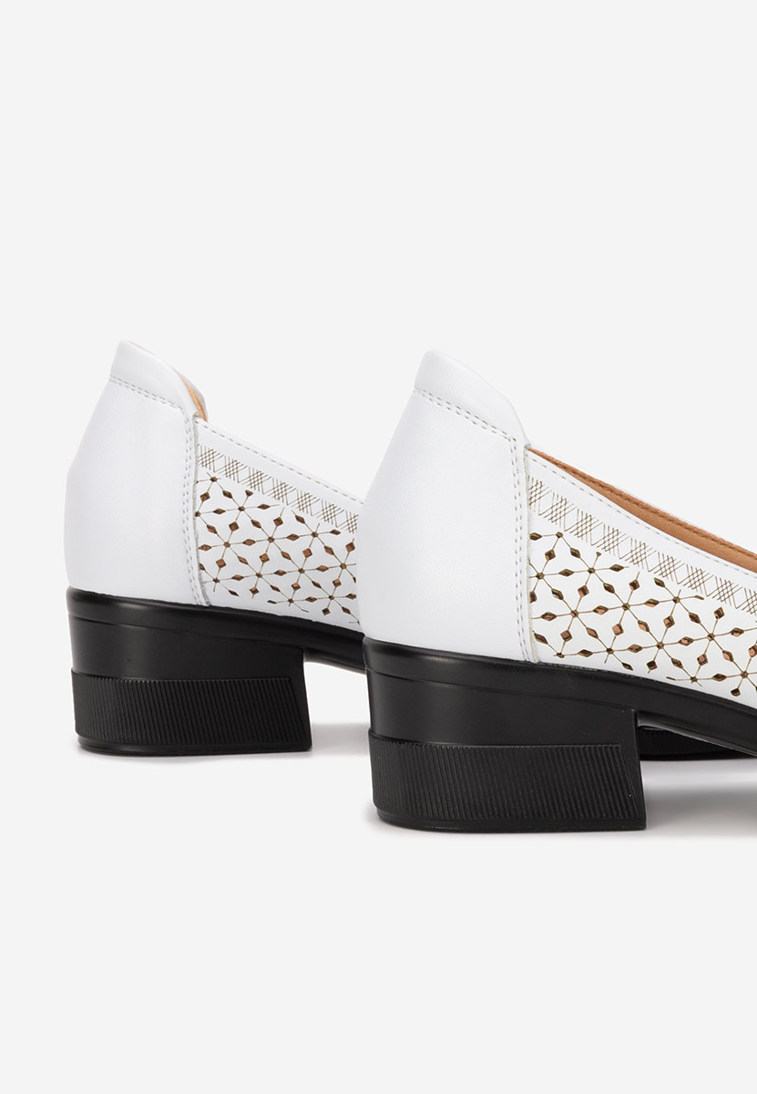 Białe czółenka na słupku Adaina