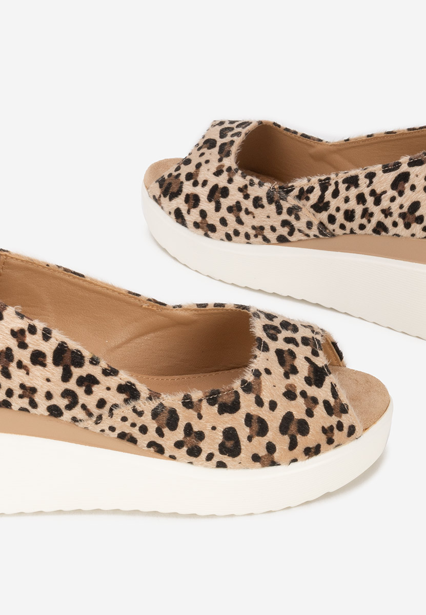 Panterkowe czółenka na koturnie Luannsa