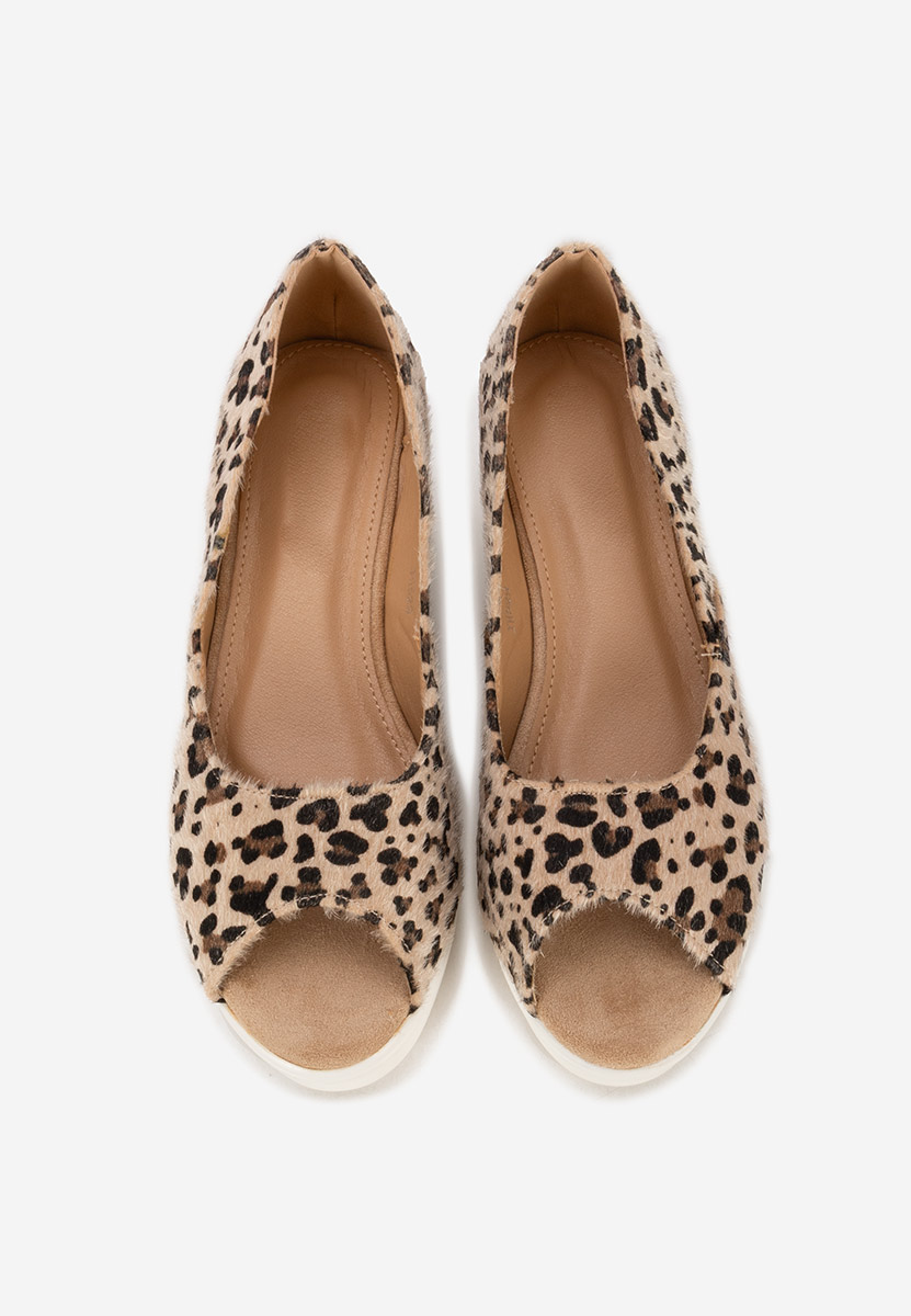 Panterkowe czółenka na koturnie Luannsa