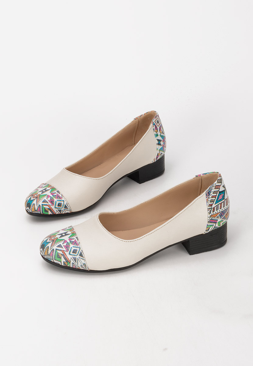 Beżowe czółenka na niskim obcasie Romina V3