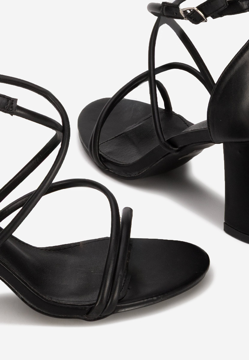 Czarne sandały na słupku Zarila