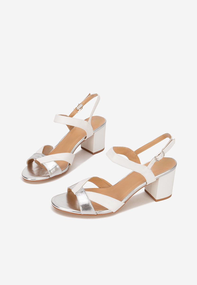 Białe sandały na słupku Marjana