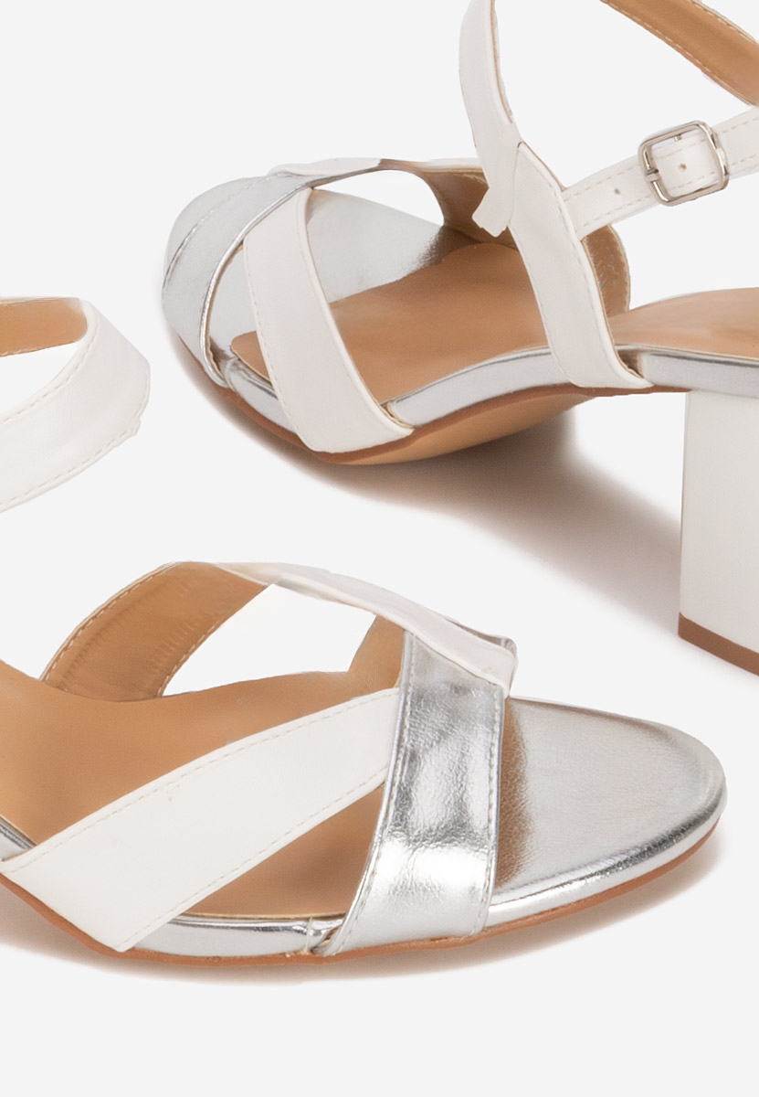 Białe sandały na słupku Marjana