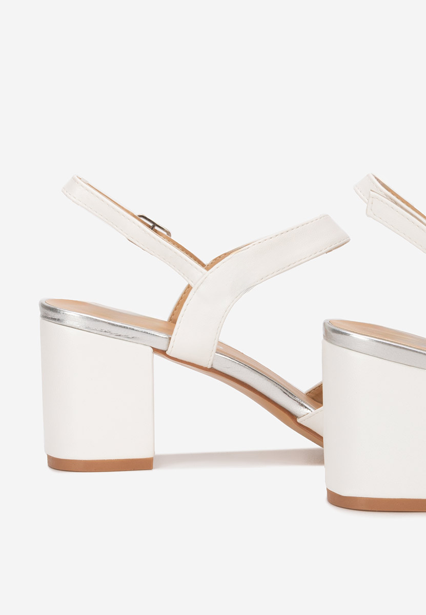 Białe sandały na słupku Marjana