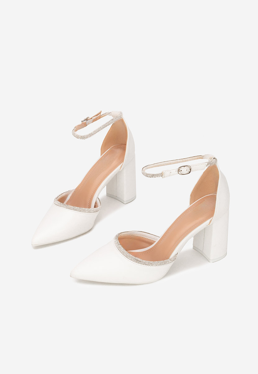 Białe czółenka na słupku Iustina